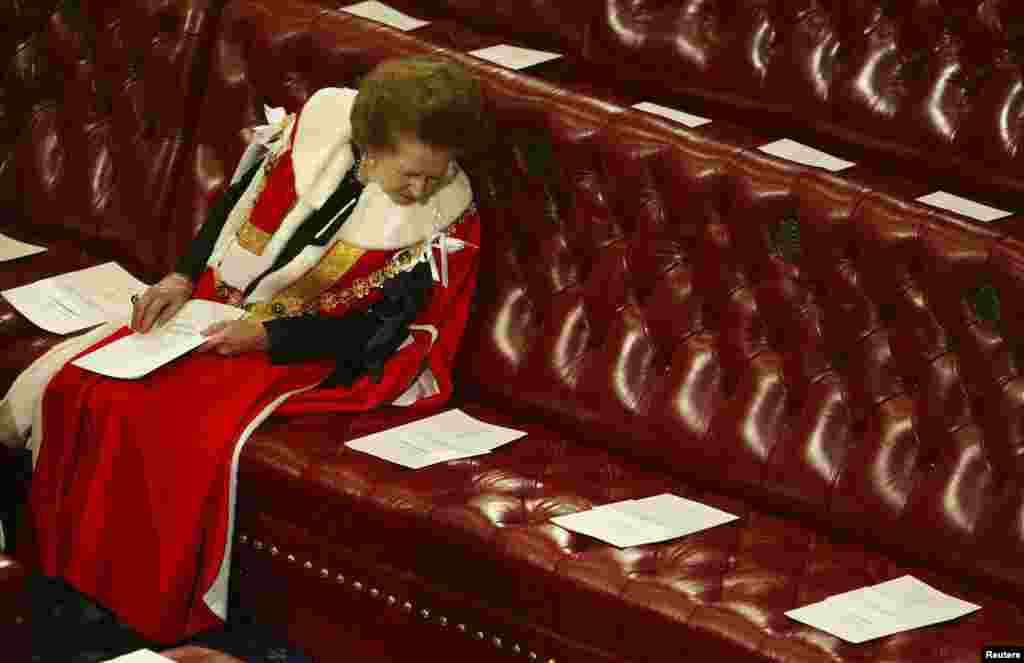 Nam tước Thatcher ngồi chờ Nữ hoàng Elizabeth đến đọc diễn văn khai mạc khóa họp Quốc hội, 13/11/2002.