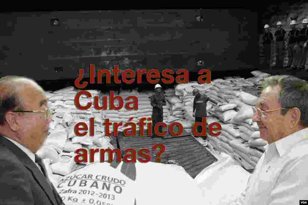 Tổng thống Panama Ricardo Martinelli xem xét các lô hàng có nhãn "đường thô Cuba" trong tàu mang cờ Bắc Triều Tiên Chong Chon Gang neo đậu tại cảng container Manzanillo ở Colon, ngày 16/7/2013.