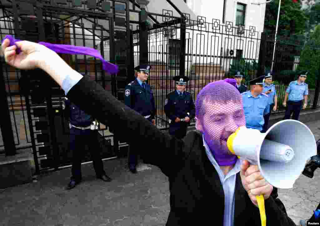 Một người ủng hộ ban Pussy Riot trong nhóm biểu tình bên ngoài đại sứ quán Nga trong thủ đô Kiev, Ukraina