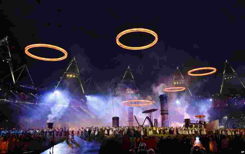 Các vòng tròn Olympic được chiếu sáng trong lễ khai mạc Thế vận hội mùa hè 2012 tại London, ngày 27/7/2012