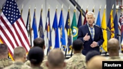 El secretario de Defensa, Chuck Hagel, habla con las tropas durante su visita a la base de Bagram en Afganistán.