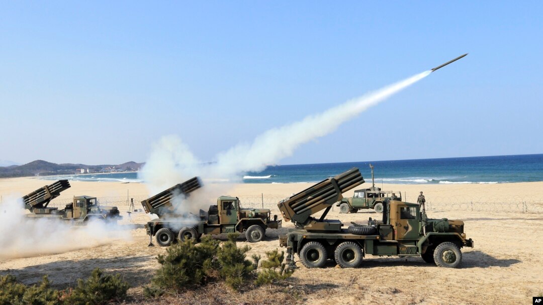 지난 3일 한국 고성에서 한국군이 130mm 다연장로켓포 사격 훈련을 실시했다. (자료사진)