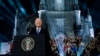 El presidente Joe Biden habla frente a la Catedral de St. Muredach en Ballina, Irlanda, al final de una gira por la nación europea el viernes 14 de abril de 2023.