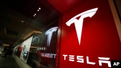 Logo Tesla dipajang di luar toko Tesla di Cherry Creek Mall di Denver, 9 Februari 2019. (Foto: AP)