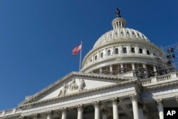Američka zastava vijori se na zgradi Kongresa u Washingtonu.