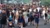 Migrantes caminan por la carretera que atraviesa Suchiate, estado de Chiapas, en el sur de México, el domingo 21 de julio de 2024, al emprender su viaje hacia a la frontera con Estados Unidos. 