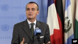 法国大使杰拉德·阿劳德在一次联合国新闻发布会上回答记者问题。2012年8月16日。