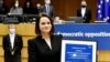 pemimpin oposisi Belarus, Sviatlana Tsikhanouskaya, berfoto dengan Hadiah Sakharov, penghargaan tahunan HAM Uni Eropa dalam upacara di Parlemen Uni Eropa di Brussels, Belgia, 16 Desember 2020.