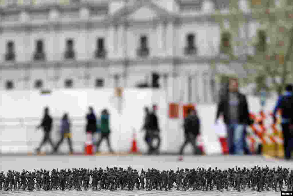 Boneka-boneka tentara terlihat di sebuah lapangan di depan Istana Kepresidenan"La Moneda" di Santiago, Chili.