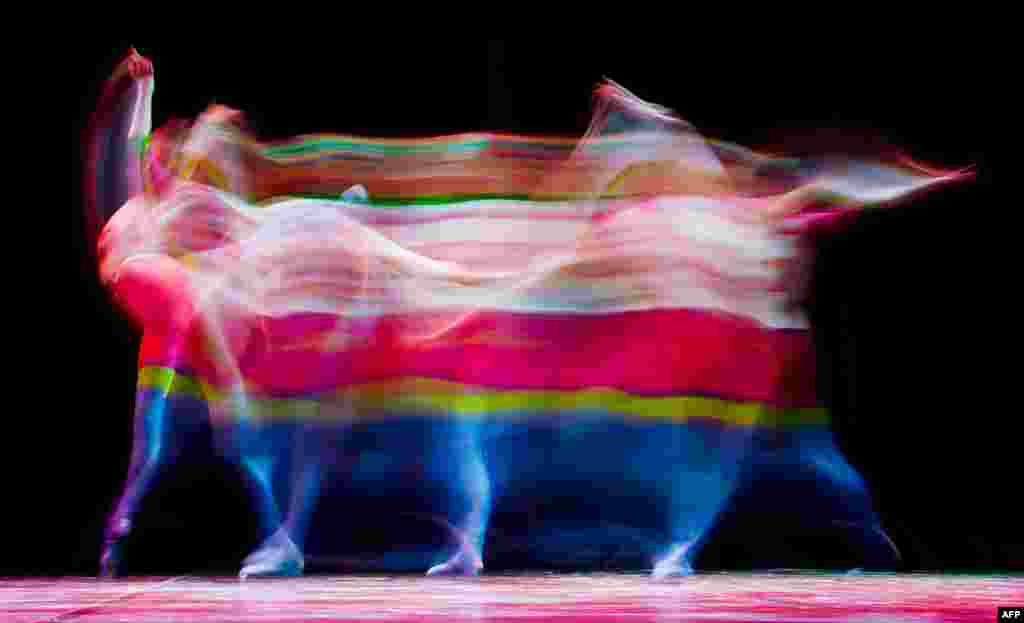 Penari Inggris Laurretta Summerscales dalam pemotretan sebelum pertunjukan final kompetisi "Emerging Dancer 2013" di Queen Elizabeth Hall, pusat kota London. (AFP/Leon Neal)