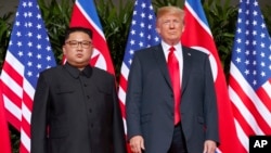 도널드 트럼프 당시 미국 대통령과 김정은 북한 국무위원장이 지난 2018년 6월 12일 싱가포르에서 열린 첫 미-북 정상회담에서 기념촬영을 했다.