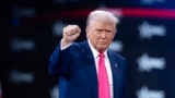 Президент Дональд Трамп покидает зал после выступления на Конференции консерваторов (CPAC) в Национальном курортном и конференц-центре Гейлорд в субботу, 22 февраля 2025 года, в Оксон-Хилле, штат Мэриленд (AP Photo/Jose Luis Magana)