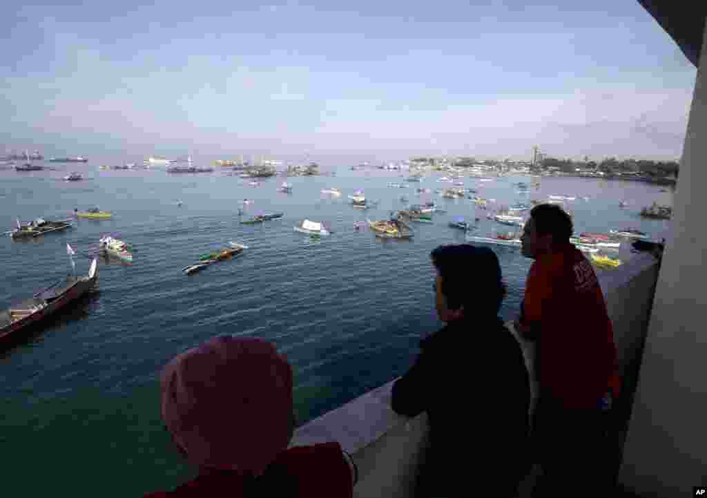 Kapal-kapal berisi warga desa melarikan diri dari pertempuran antara pasukan pemerintah dan pemberontak Muslim memadati pelabuhan di Zamboanga, Filipina (18/9). (AP/Bullit Marquez)