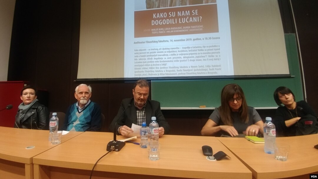 Profesor Mikloš Biro, profesorka Lidija Radulović, psihološkinja Đurđa Timotijević i novinarka Jovana Gligorijević na trbini "Kako su nam se dogodili Lučani?" u sklopu serijala "Nije filozofski ćutati", na Filozofskom fakultetu u Beogradu, 14. novembra 2019. (Foto: Veljko Popović