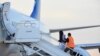 Una migrante venezolana aborda un vuelo tras ser deportada a su país desde Harlingen, Texas, el 18 de octubre de 2023.