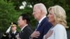 美国总统乔·拜登（Joe Biden）夫妇2023年4月25日与尹锡悦夫妇共同前往韩战纪念碑敬献花圈。（路透社）
