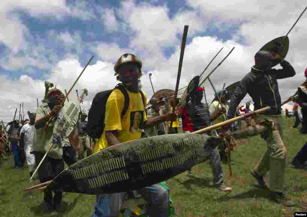 Seorang pria Zulu menyanyi dan menari setelah pemakaman mantan presiden Afrika Selatan Nelson Mandela di Qunu, Afrika Selatan, 15 Desember 2013.