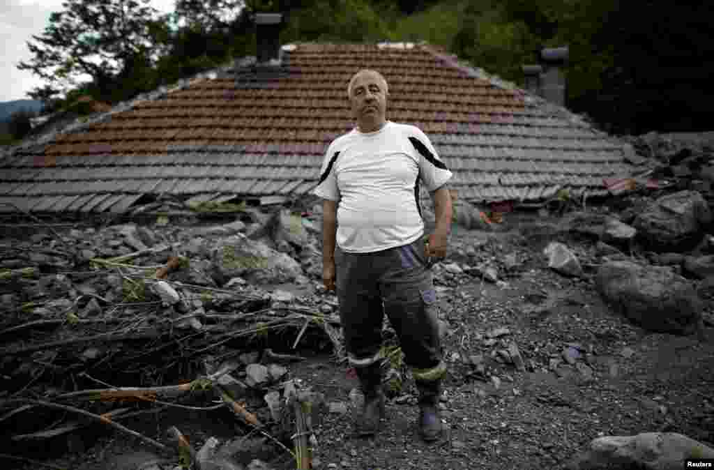 Serif Gracic poses on the roof of his flood-damaged house in Topcic Polje, Bosnia-Herzegovina, May 20, 2014.