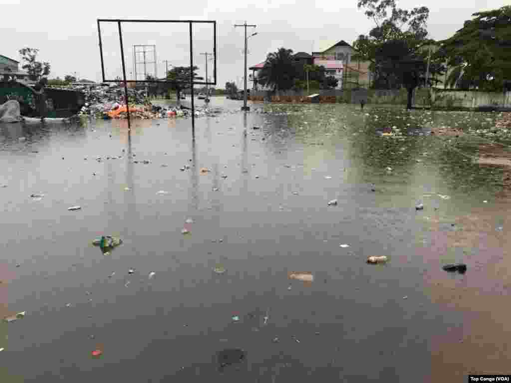 Jiji la Kinshasa limefurika kwa maji kutokana na mvua ya usiku moja 2017. (VOA/TopCongo)
