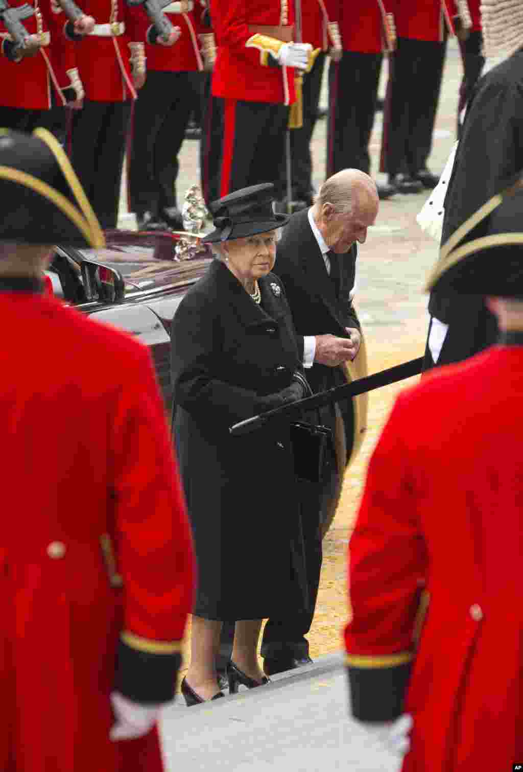 Nữ hoàng Elizabeth II và phu quân Hoàng tế Philip đến dự tang lễ cựu Thủ tướng Anh Thatcher, chuẩn bị vào Nhà thờ Thánh Phao-lô.