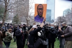 Orang-orang bersorak ketika mantan polisi Minneapolis Derek Chauvin dinyatakan bersalah membunuh George Floyd, Selasa, 20 April 2021, di Minneapolis, Minnesota.