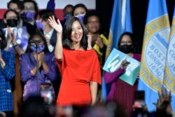 Wali kota Boston terpilih Michelle Wu menyapa para pendukung di pesta malam pemilihannya, Selasa 2 November 2021, di Boston. Wu mengalahkan sesama anggota dewan kota Annissa Essaibi George untuk menjadi wanita kulit berwarna pertama yang terpilih sebagai wali kota Boston. (Foto: AP)
