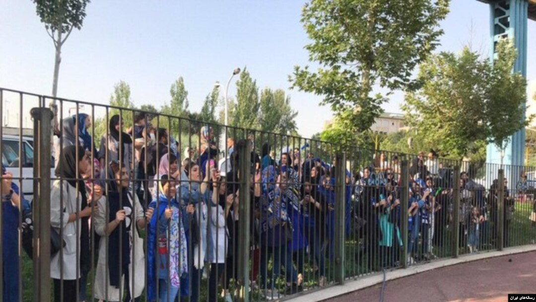 تصویری از ممانعت از ورود هواداران زن باشگاه استقلال به ورزشگاه آزادی (آرشیو)