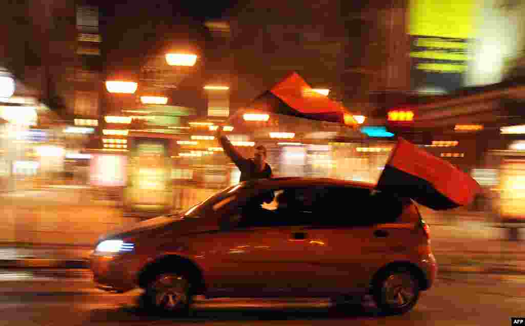 Pendukung partai berkuasa VMRO merayakan kemenangan mereka dalam pemilu lokal di Skopje, Macedonia.