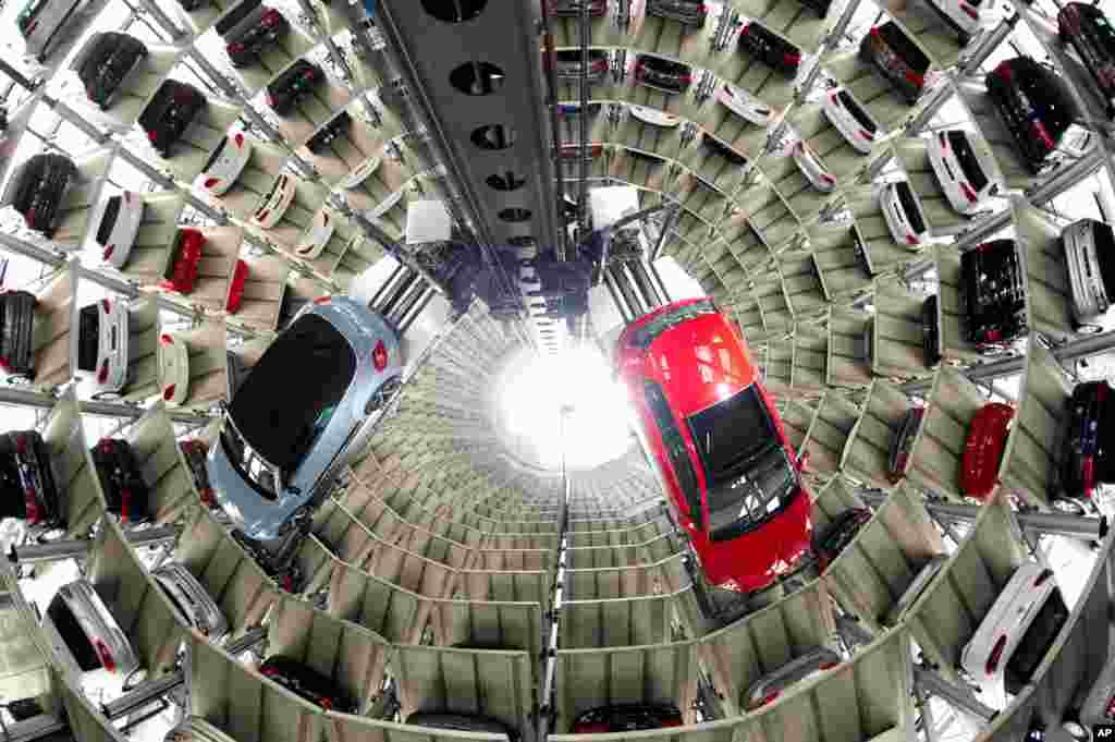 Dua buah mobil baru produksi pabrik mobil Volkswagen, Jerman: Beetle Cabrio (kiri) dan VW Golf VII terlihat di gudang penyimpanan pabrik VW di Wolfsburg, Jerman.