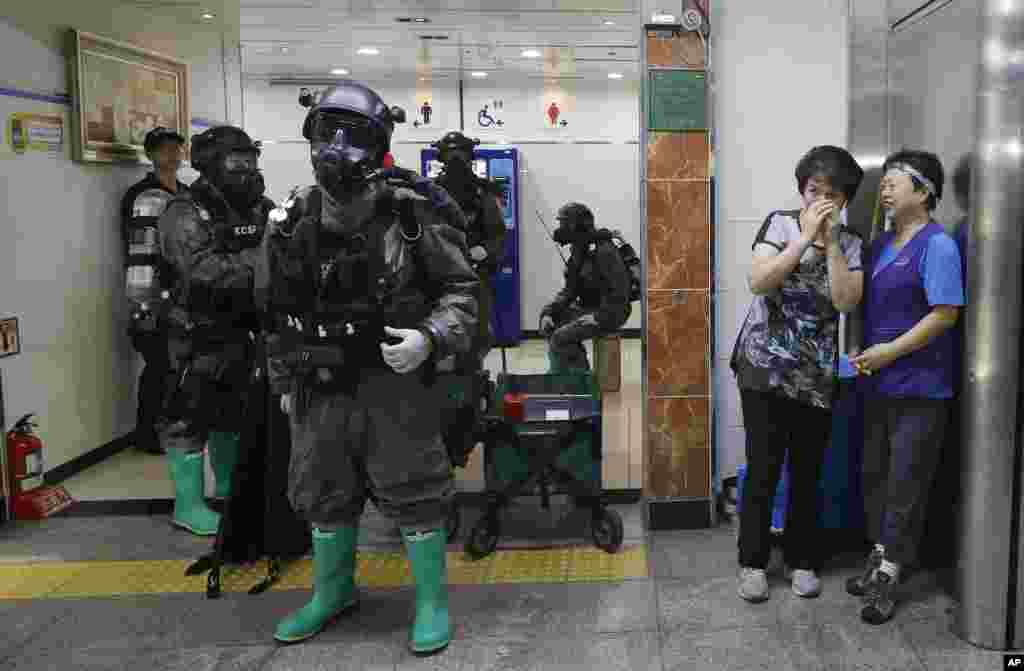 Pasukan khusus Korea Selatan melakukan latihan anti teror di stasiun kereta bawah tanah Yoido di Seoul.