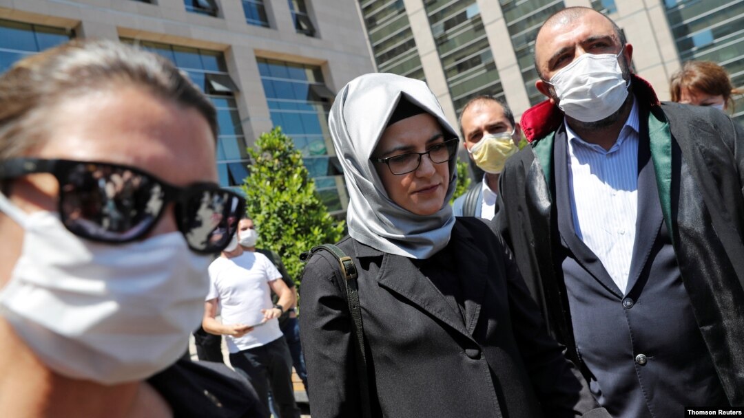 Hatis Čengiz, verenica ubijenog novinara Džamala Kašogija, napušta Palatu pravde u Istanbulu (Foto: Reuters)