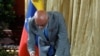 Jorge Rodríguez, presidente del Parlamento de mayoría oficialista de Venezuela durante la firma de un documento con propuesta de calendario electoral que presentarán ante el Poder Electoral. 