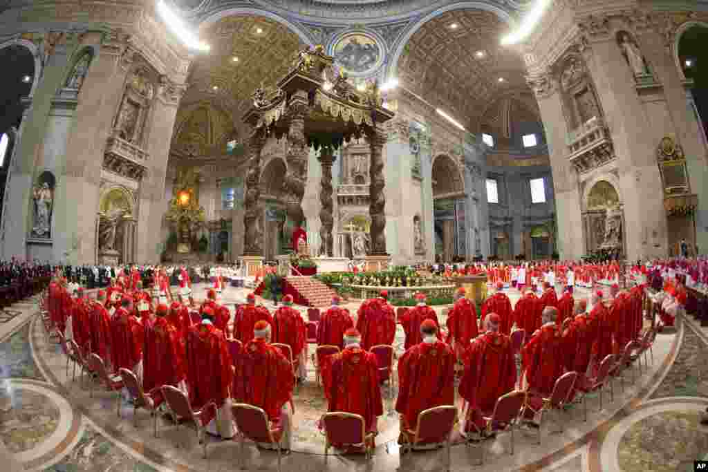 Para kardinal mengikuti misa untuk pemilihan paus baru dipimpin oleh Kardinal Angelo Sodano di dalam Basilika Santo Petrus, di Vatikan.
