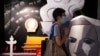 香港支联会负责运营的六四纪念馆内，一名游客在一块刻有民主女神像的画板旁祈祷。（2021年5月30日）