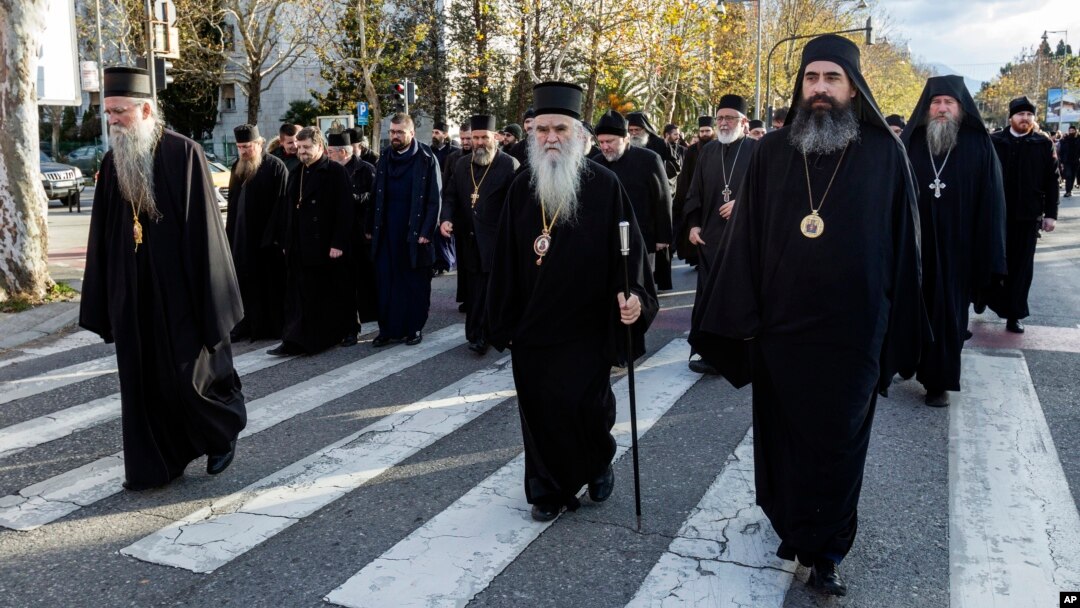 Arhiva - Mitropolit crnogorsko-primorski Amfilohije i sveštenstvo Srpske pravoslavne crkve u Podgorici, 24. decembra 2019. (AP Photo/Risto Bozovic) 