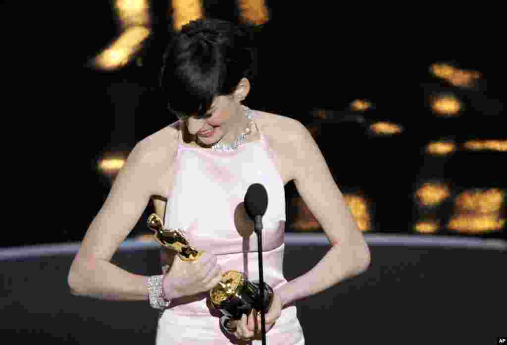 Anne Hathaway đoạt giải nữ diễn viên phụ xuất sắc nhất trong cho phim Les Miserables.