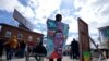Un hombre sostiene un cartel en la Plaza George Floyd, en Minneapolis, el miércoles 21 de abril de 2021, un día después de que el exagente de policía Dereck Chauvin fuera declarado culpable por la muerte de Floyd en 2020.