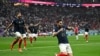 Pemain Prancis Theo Hernandez (depan) merayakan keberhasilannya mencetak gol ke gawang Maroko dalam pertandingan semifinal Piala dunia 2022 di Stadion Ail Bayt, Qatar, pada 14 Desember 2022. (Foto: Reuters/Dylan Martinez)
