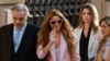 La cantante colombiana Shakira y su abogado Pau Molins llegan a una corte de Barcelona, España, para un juicio por evasión de impuestos el 20 de noviembre de 2023.