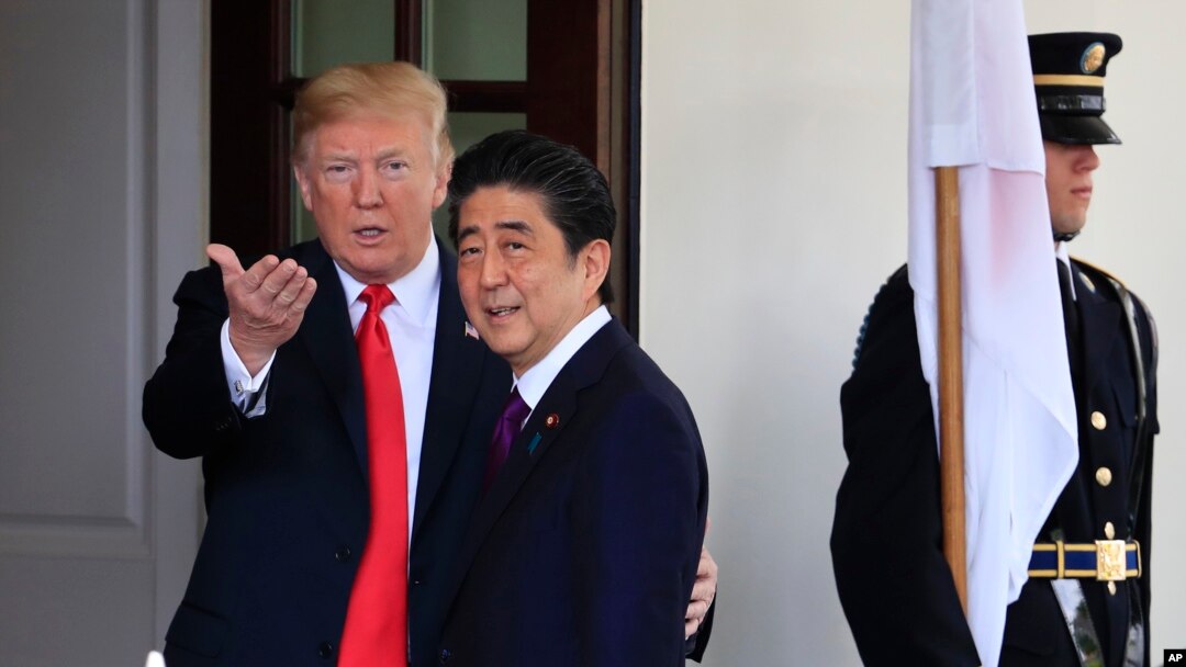 Predsednik Donald Tramp i japanski premijer Šinzo Abe uoči sastanka u Beloj kući, 7. jun 2018.