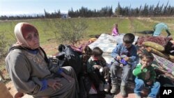 Gia đình bà Hassana Abu Firasl chạy ra khỏi thị trấn Qusair đến một làng trong vùng biên giới Li Băng và Syria