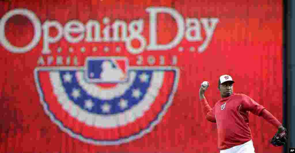 Pitcher (pelempar bola) dari klub baseball Washington Nationals, Rafael Soriano melakukan pemanasan sebelum pertandingan pembukaan baseball musim ini melawan klub Miami Marlins di Washington D.C.