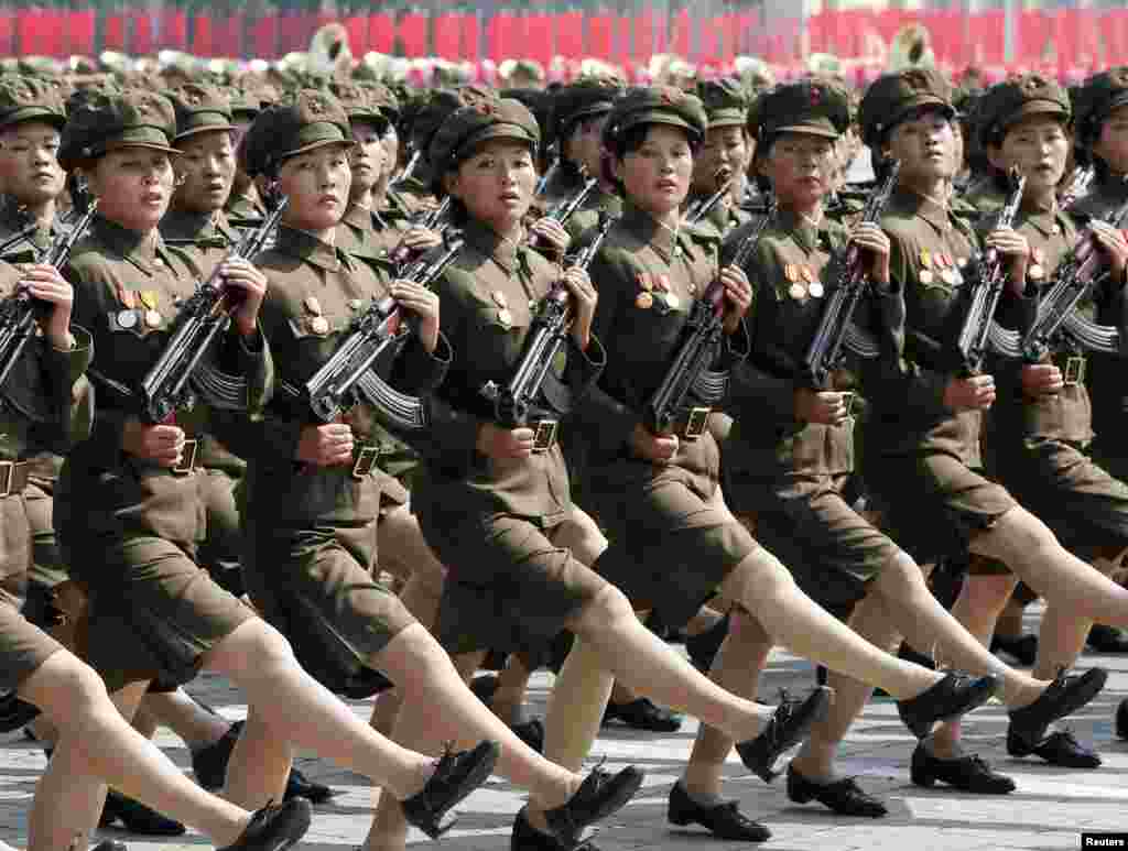 Para anggota Pengawal Korea Utara yang terdiri dari para pekerja dan petani, menghadiri parade HUT berdirinya Korea Utara, di Pyongyang.
