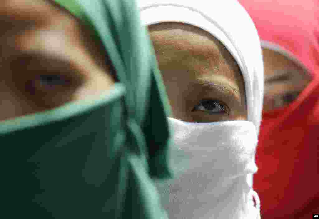 Perempuan Muslim Filipina bergabung dalam unjuk rasa di luar Kantor Penasihat Presiden di kota Pasig, sebelah timur Manila, Filipina. Mereka memrotes proses perdamaian pemerintah dan pemberontak Muslim yang berjalan lamban.