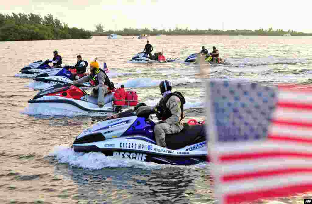 Dalam foto yang dirilis oleh Biro Berita Florida Keys ini, para veteran perang mengendarai motor air mereka, meninggalkan Key West, Florida, Amerika, menuju New York City direncanakan untuk tiba pada tanggal 11 September. Perjalanan sepanjang 1600-mil (2,575 km) yang disebut dengan Never Quit Challenge (Tidak Pernah Meninggalkan Tantangan) ini adalah untuk mendukung tiga badan amal yang membantu para anggota militer, veteran dan keluarga mereka.
