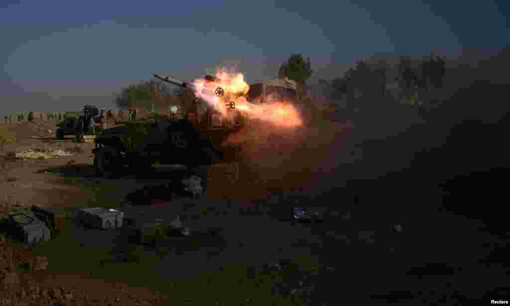 Kelompok militan Syiah Irak meluncurkan roket ke arah posisi ISIS di kota Mosul, Irak.
