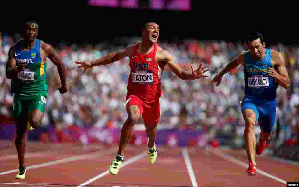 Ashton Eaton của Mỹ thắng giải 10 môn điền kinh phối hợp 100 mét, bên trái anh là Luiz Alberto de Araujo của Brazil và bên phải anh là Oleksiy Kasyanov của Ukraina, 8/8/2012.