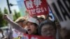 数以百计的群众在日本首相府外面示威，反对解禁集体自卫权新安保法的相关法案，他们举着的标语牌上写着“不要战争”（2015年5月14日）