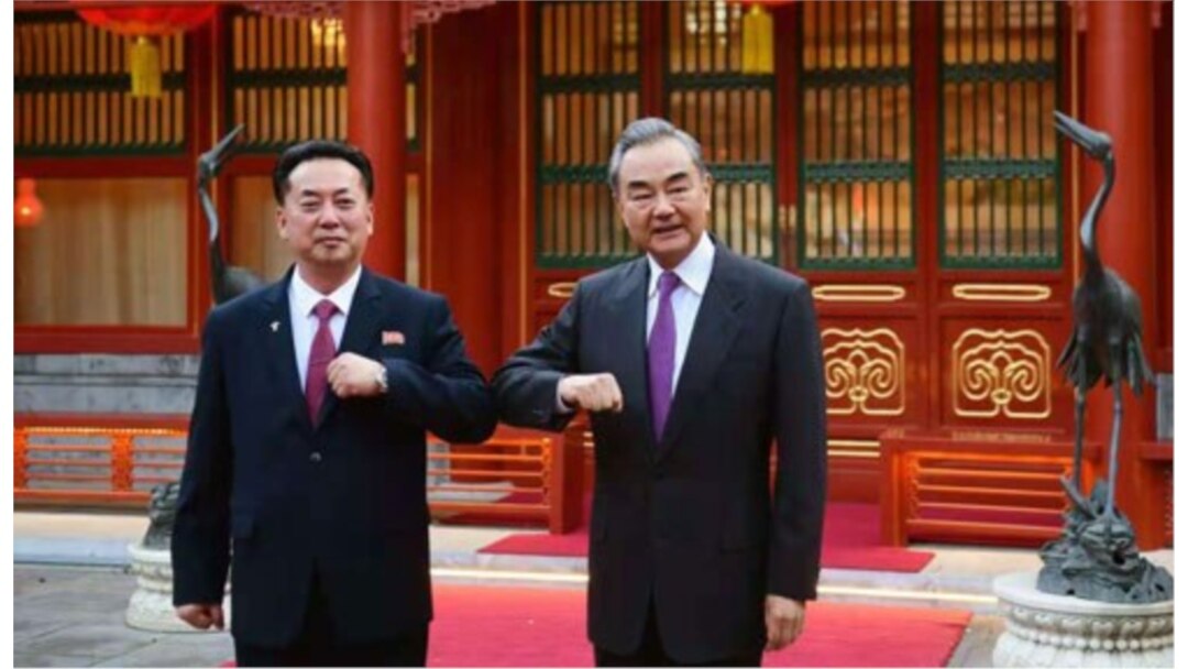 왕이 중국 외교 담당 국무위원 겸 외교부장이 지난 5월 베이징에서 리룡남 주중 북한 대사를 접견했다며, 중국 외교부가 공개한 사진을 공개했다.