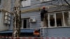 Рабочие сваривают газовую трубу, поврежденную в результате атаки беспилотника, в Киевской области 24 января 2025 года.